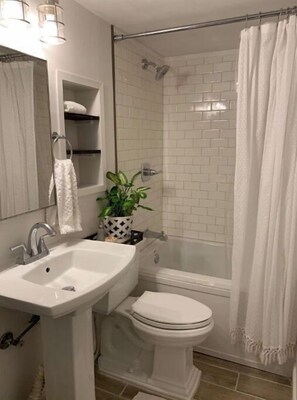 Duschwanne, Haartrockner, Handtücher, Seife