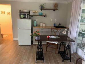 Een koelkast, een magnetron, een oven, een koffiezetapparaat/waterkoker