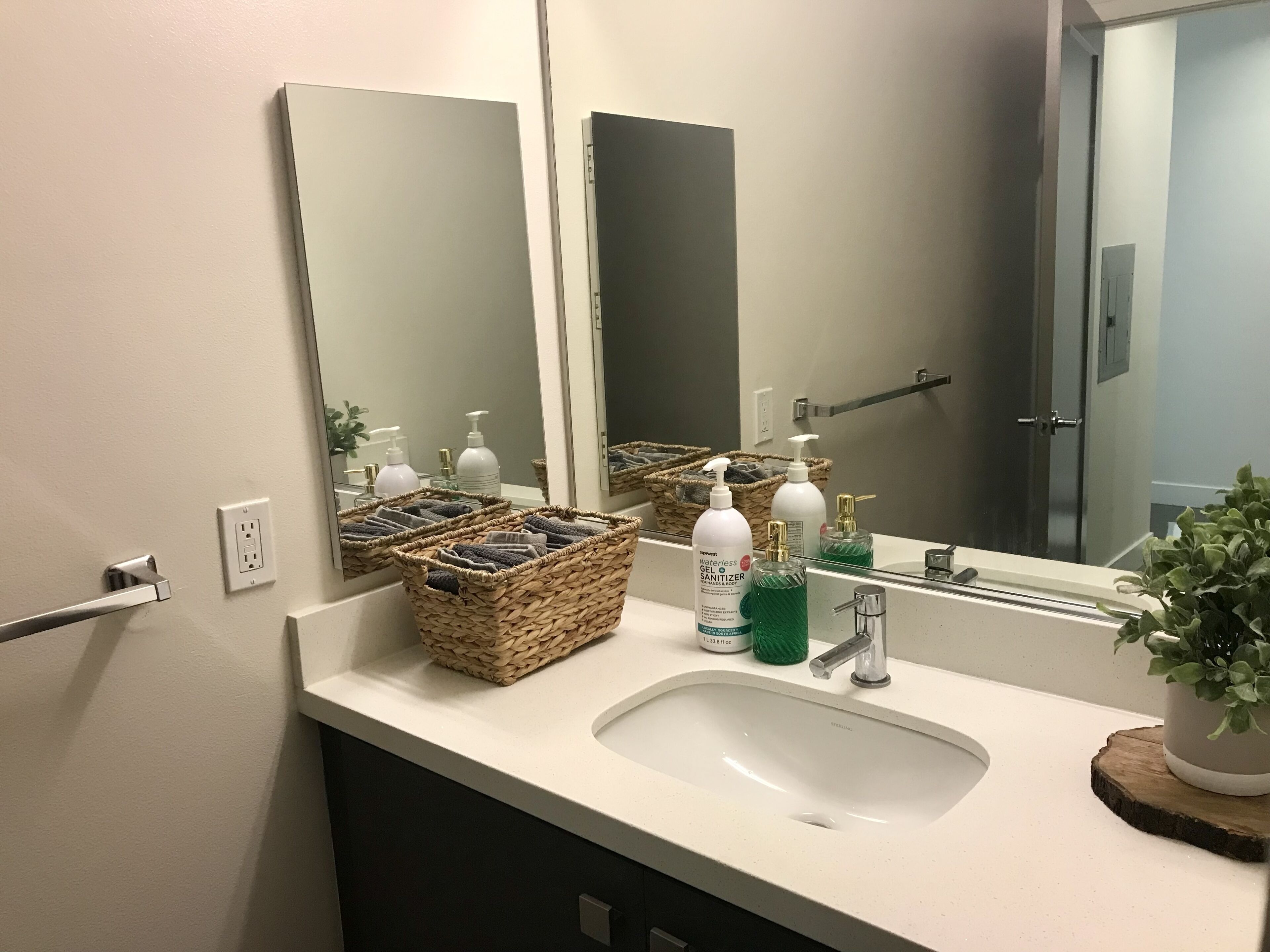 Regadera, secadora de cabello, toallas, jabón 