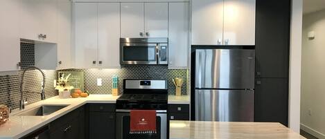 Refrigerador, microondas, horno y parrilla de estufa