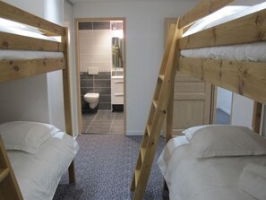 3 habitaciones, tabla de planchar con plancha y cuna de viaje 
