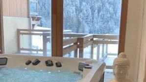 Een hottub met bedieningselementen en een standbeeld ernaast.