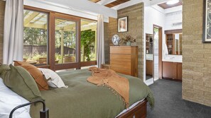 3 bedrooms, desk, iron/ironing board, WiFi