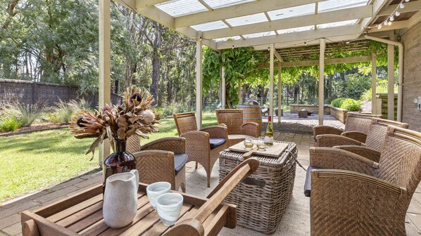 Terrace/patio - Mid-century modern haven in Red Hill (Red Hill)