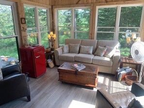 スマートテレビ、暖炉、書庫