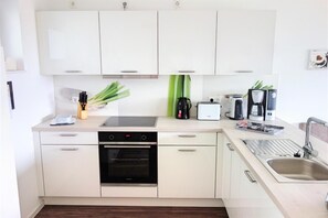 Refrigerador, horno, parrilla de estufa y lavavajillas 