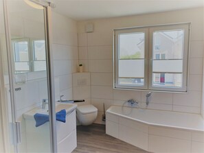Shower, hair dryer, towels - House No. 36, Ferienhaus Deichgraf - Well-kept vacation home, fireplace, sauna, south (Wangerland)