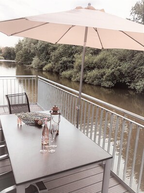 Outdoor dining - House No. 36, Ferienhaus Deichgraf - Well-kept vacation home, fireplace, sauna, south (Wangerland)