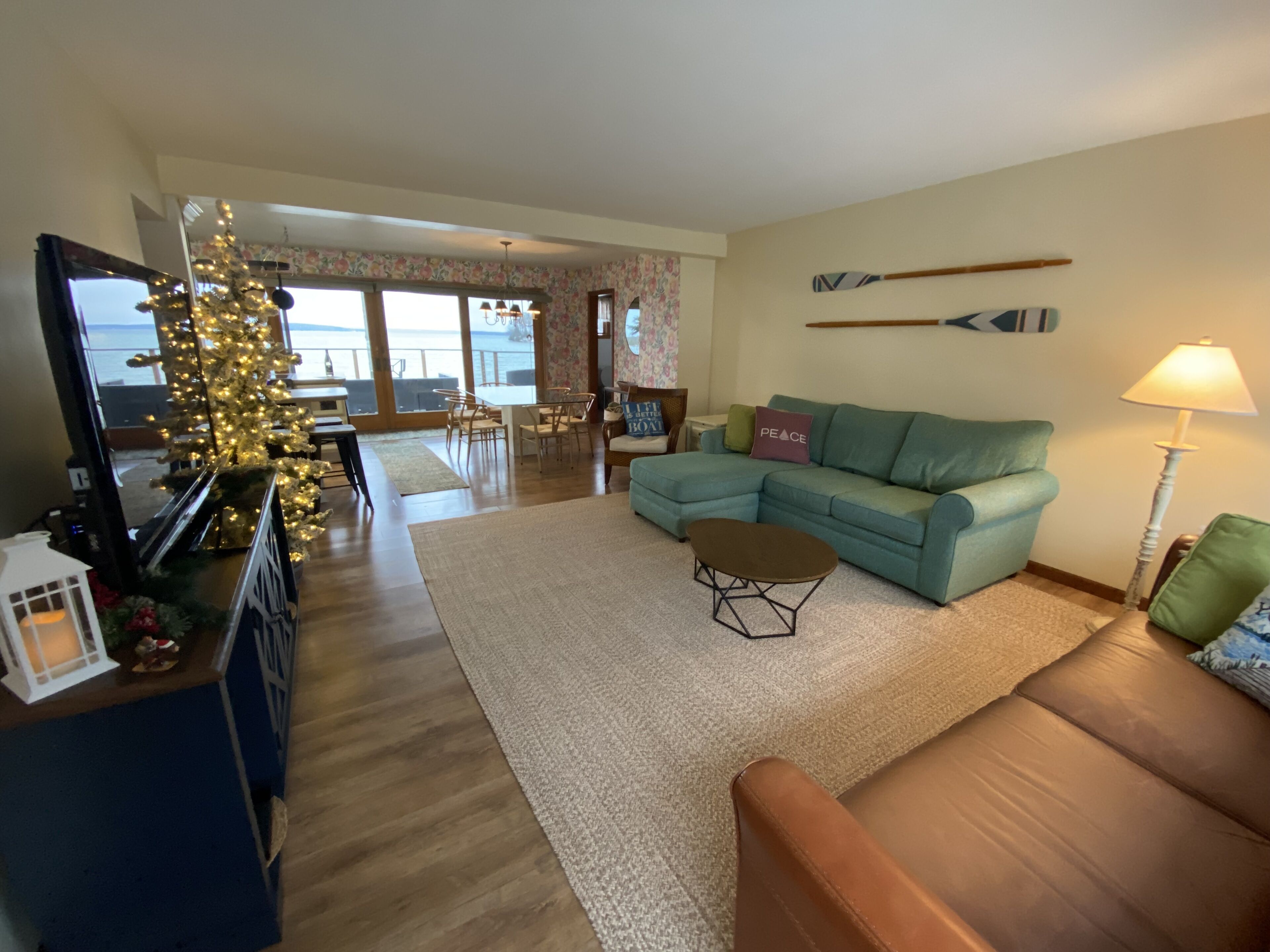 TV connectée, lecteur de DVD, baby-foot, table de tennis de table