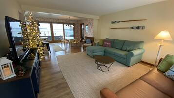 TV connectée, lecteur de DVD, baby-foot, table de tennis de table