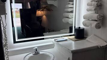 Two Queen Bed Non Smoking | Baño | Tina con regadera, secadora de cabello, toallas