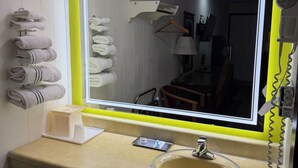Two Queen Bed Non Smoking | Wi-Fi ฟรี, ผ้าปูที่นอน
