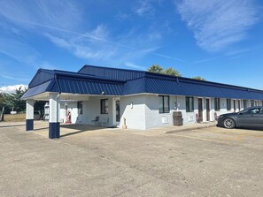 Front of property - Gateway Inn (Sullivan)