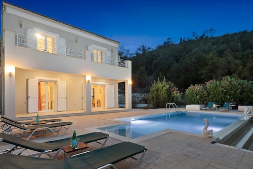 Luxury villa, heated pool, secluded in Saint Stefanos Sinies
