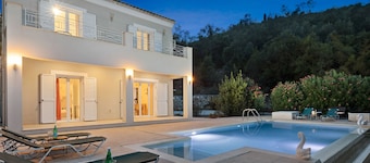 Luxury villa, heated pool, secluded in Saint Stefanos Sinies