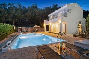 A heated pool - Luxury villa, heated pool, secluded in Saint Stefanos Sinies (Saint Stephanos N/E)
