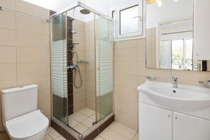 Combined shower/tub, hair dryer, towels - Luxury villa, heated pool, secluded in Saint Stefanos Sinies (Saint Stephanos N/E)