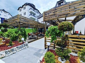 Outdoor dining - SoHo apartment Milmari Resort Kopaonik (Kopaonik)