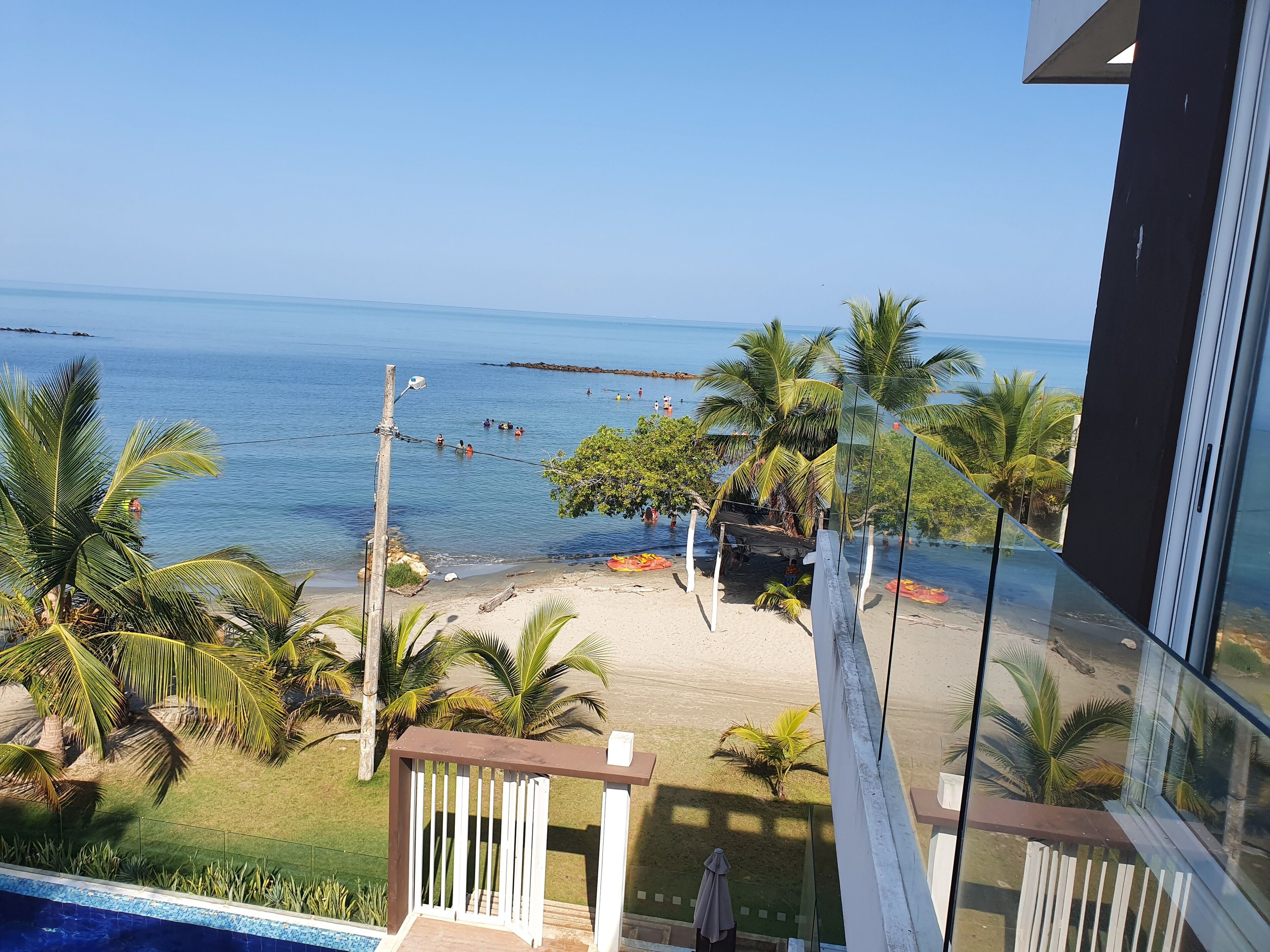 Un balcon avec vue sur une plage et l’océan.