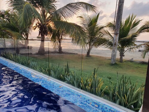 Casa frente al mar con piscina, terraza, aire acondicionado, totalmente dotada.