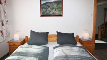 2 bedrooms, travel cot, free WiFi