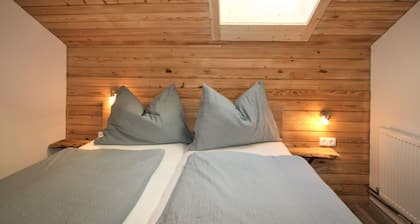 Confortable appartement dans une maison de vacances avec WIFI, TV, balcon, animaux admis et parking