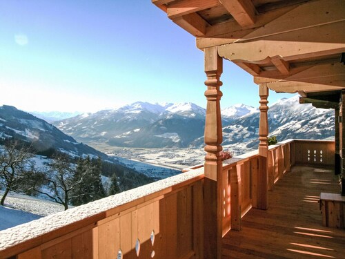 Nice apartment in villa for 10 guests with WIFI, TV, balcony and pets allowed