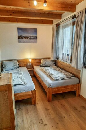 2 bedrooms, travel crib, free WiFi