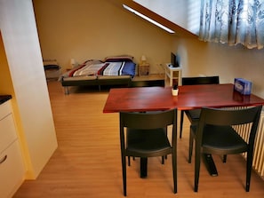 1 bedroom, free WiFi, bed sheets - Lovely apartment for 2 guests with WIFI, TV, balcony and pets allowed (Thun)