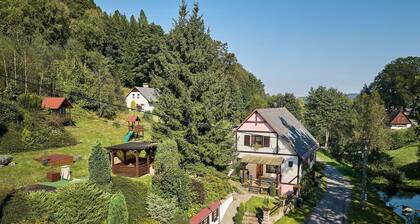 Joli appartement dans une maison de vacances avec WIFI, piscine, TV, patio et animaux admis