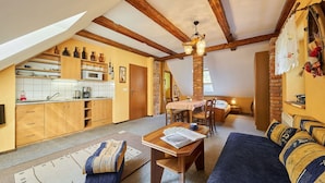 Un appartement-loft confortable comprenant une cuisine, un coin repas et un salon.