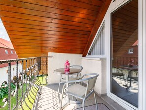 Outdoor dining - Nice apartment for 9 people with A/C, WIFI, TV and patio (Siófok)