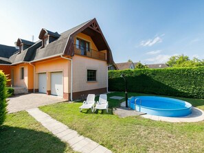 A house with a sloped roof, a balcony, a garage, and a swimming pool. - Beautiful private villa for 8 people with WIFI, private pool, TV and terrace (Balatonfüred)