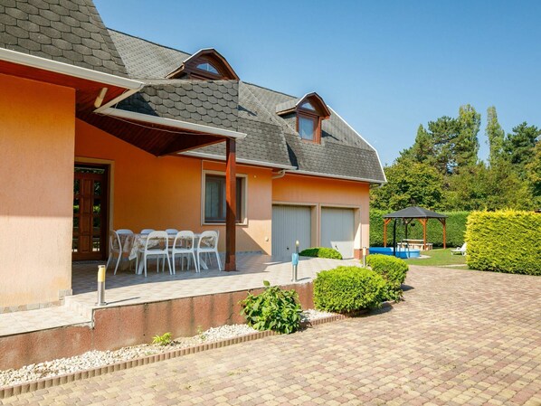 Outdoor dining - Beautiful private villa for 8 guests with private pool, WIFI, TV and terrace (Balatonfüred)