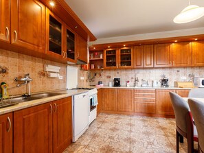 Microwave, oven, dishwasher, toaster - Beautiful private villa for 8 guests with private pool, WIFI, TV and terrace (Balatonfüred)