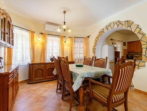 Dining - Stunning private villa for 4 people with WIFI, A/C, TV, terrace and pets allowed (Balatonfüred)