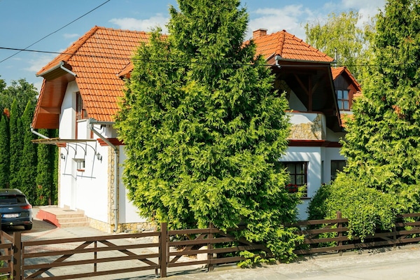 Plante, Ciel, Propriété, Bâtiment, Nuage, Fenêtre, Surface De La Route, Arbre, Architecture, Lot Terre