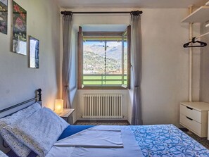 2 bedrooms, travel cot, free WiFi, bed sheets - Lovely apartment for 4 people with WIFI, TV, patio, pets allowed and panoramic view (Gravedona)