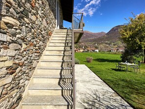 Property grounds - Cosy apartment for 8 guests with WIFI, TV, balcony, pets allowed and panoramic view (Gravedona)
