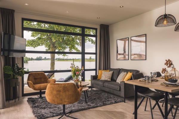 Möbel, Tabelle, Eigentum, Couch, Bilderrahmen, Pflanze, Zimmerpflanze, Holz, Beleuchtung, Interior Design