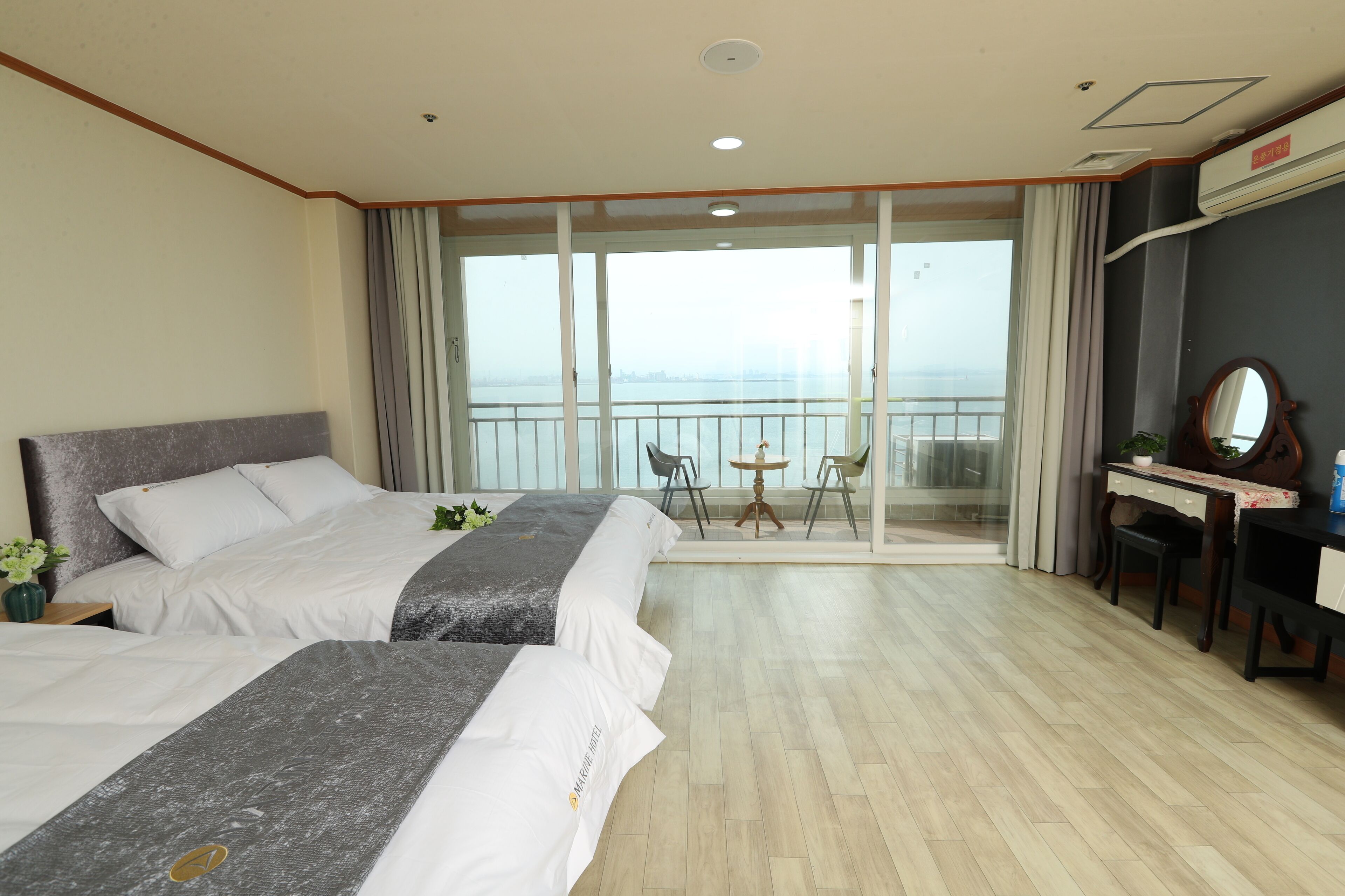 deluxe ocean twin room | laptop workspace, free wifi, bed sheets