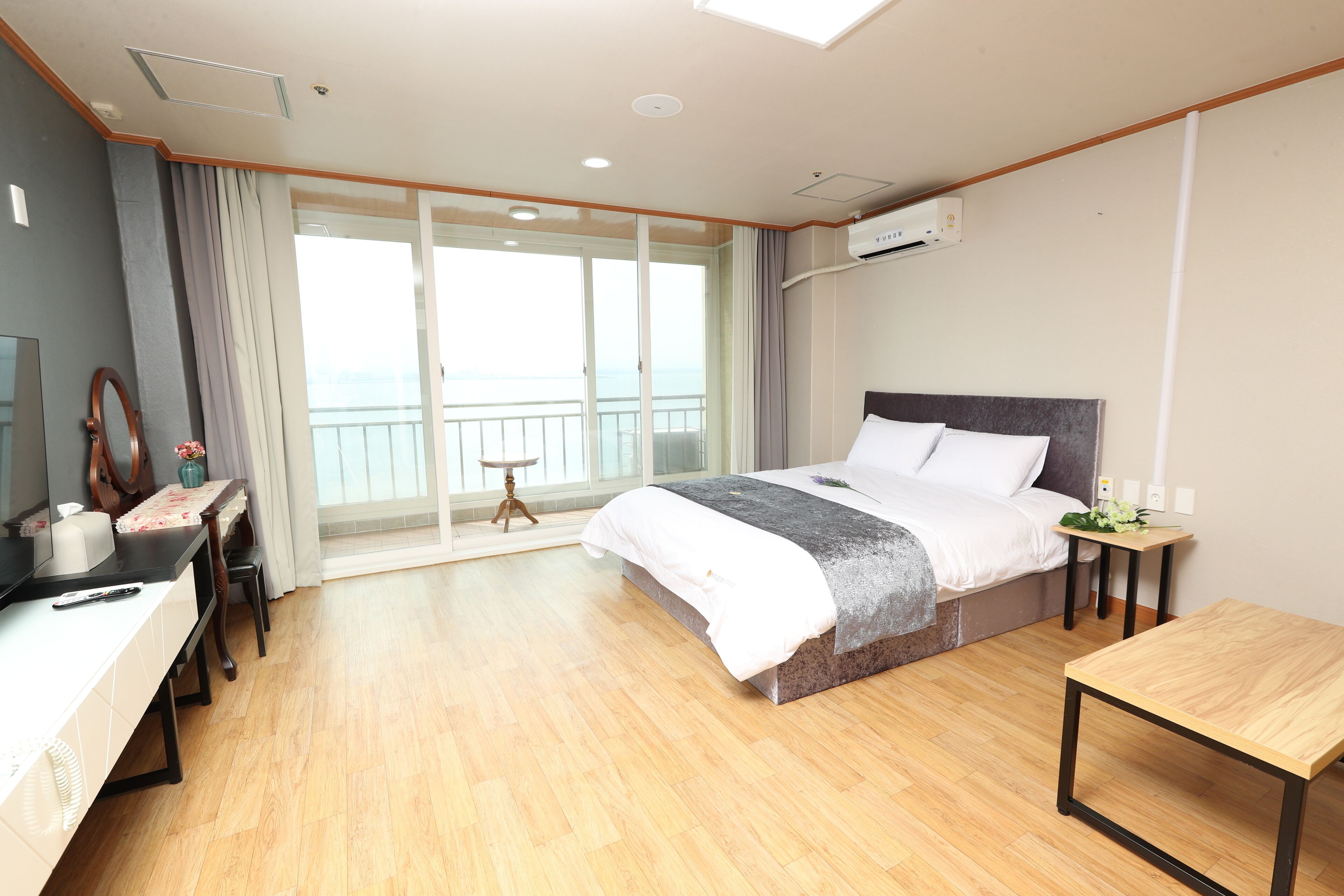 deluxe ocean double room | laptop workspace, free wifi, bed sheets