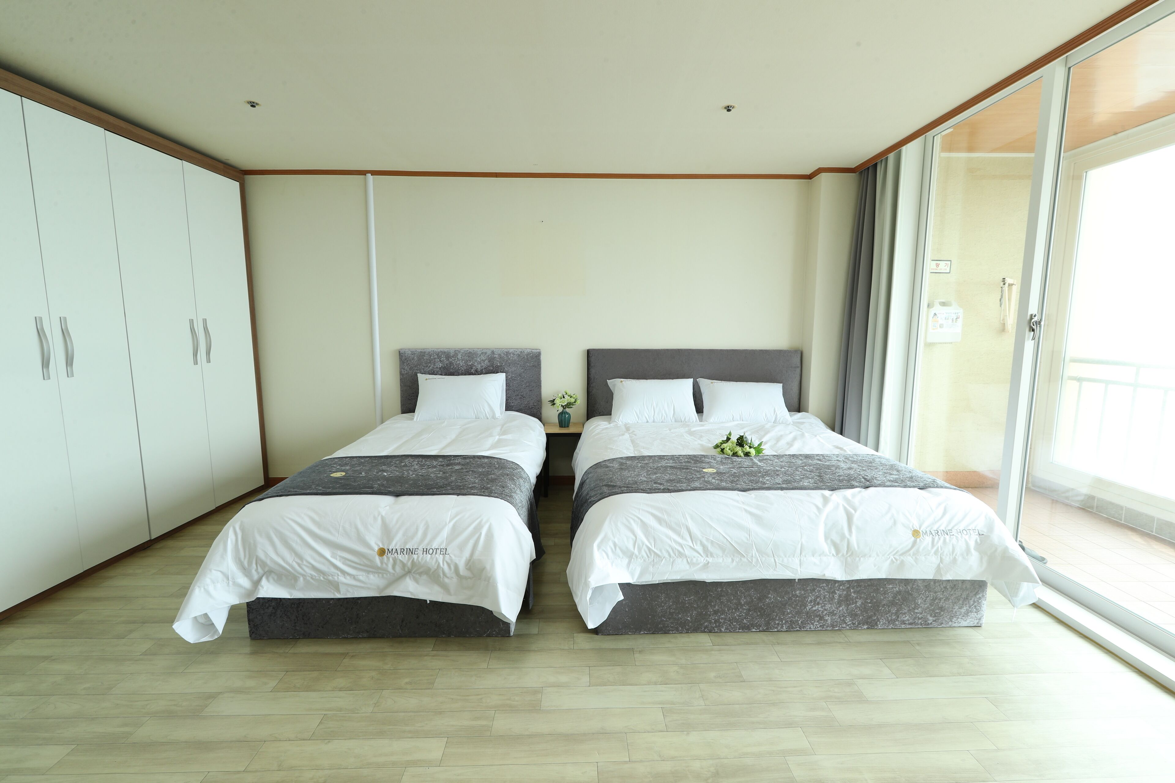 deluxe ocean twin room | laptop workspace, free wifi, bed sheets