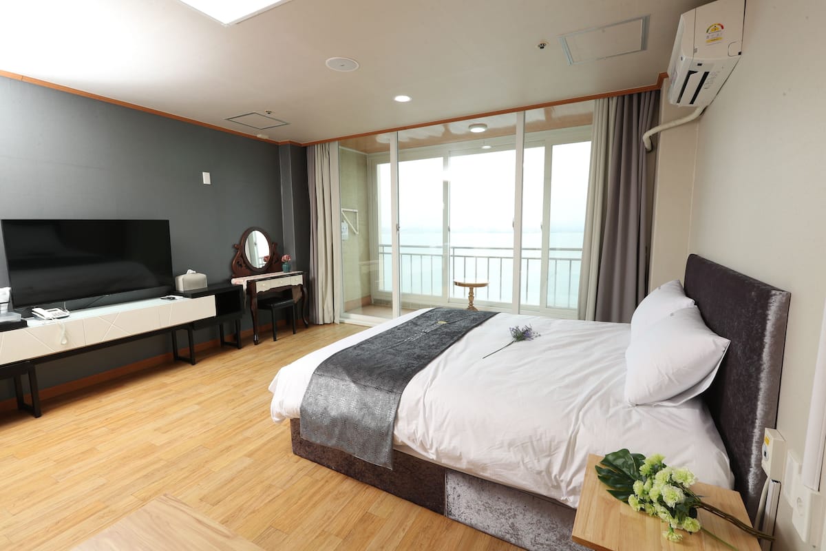 deluxe ocean double room | laptop workspace, free wifi, bed sheets