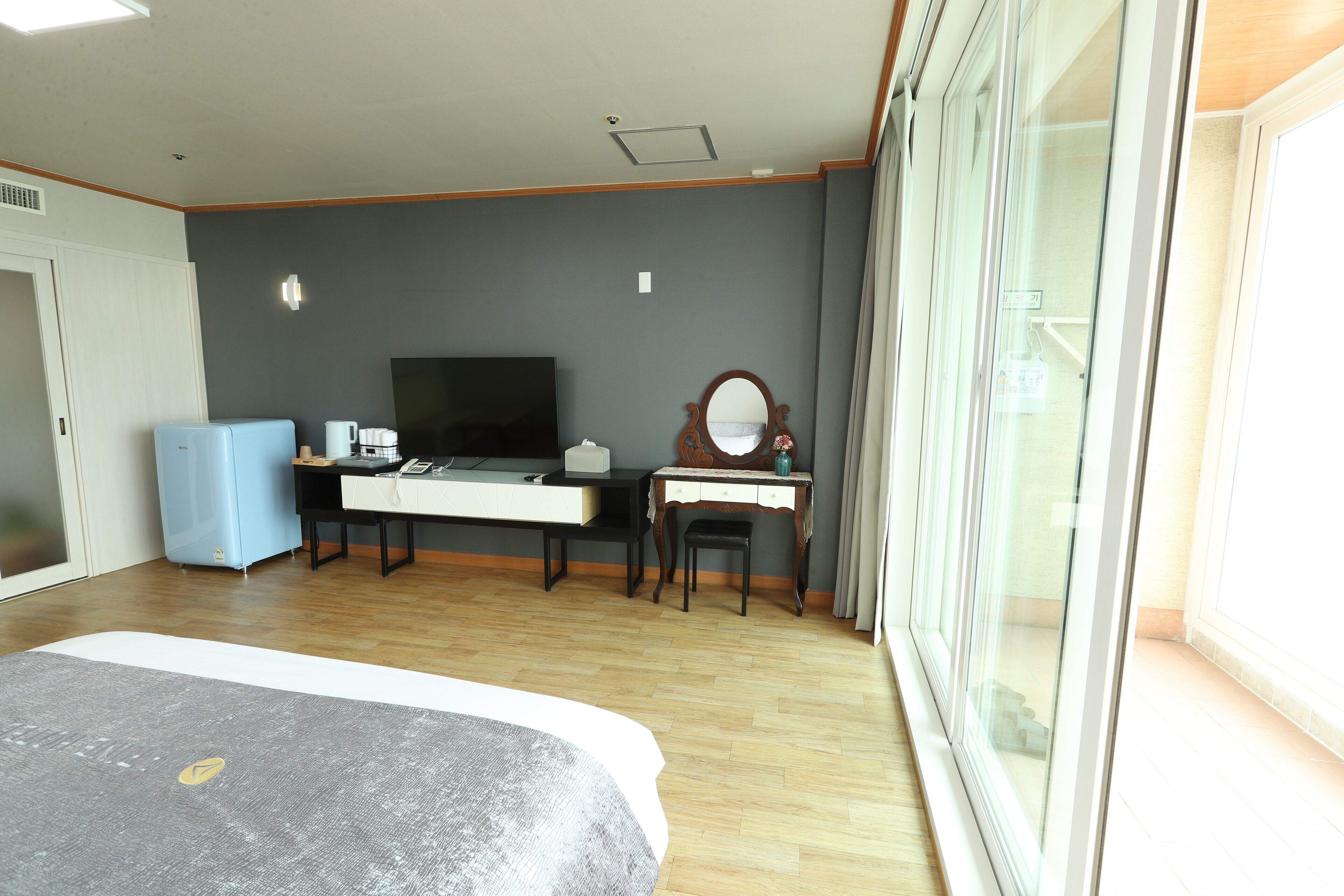 deluxe ocean double room | laptop workspace, free wifi, bed sheets