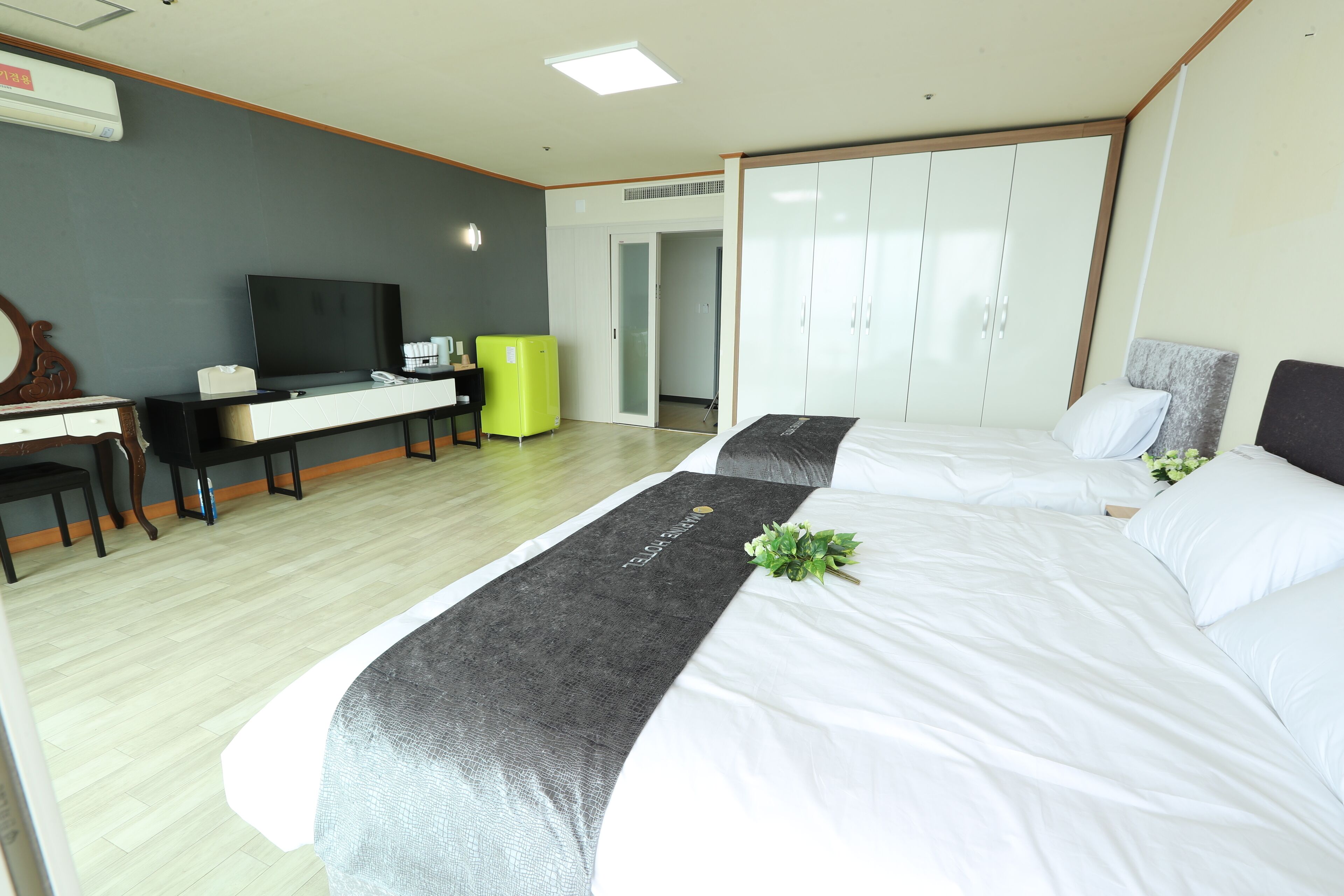 deluxe ocean twin room | laptop workspace, free wifi, bed sheets
