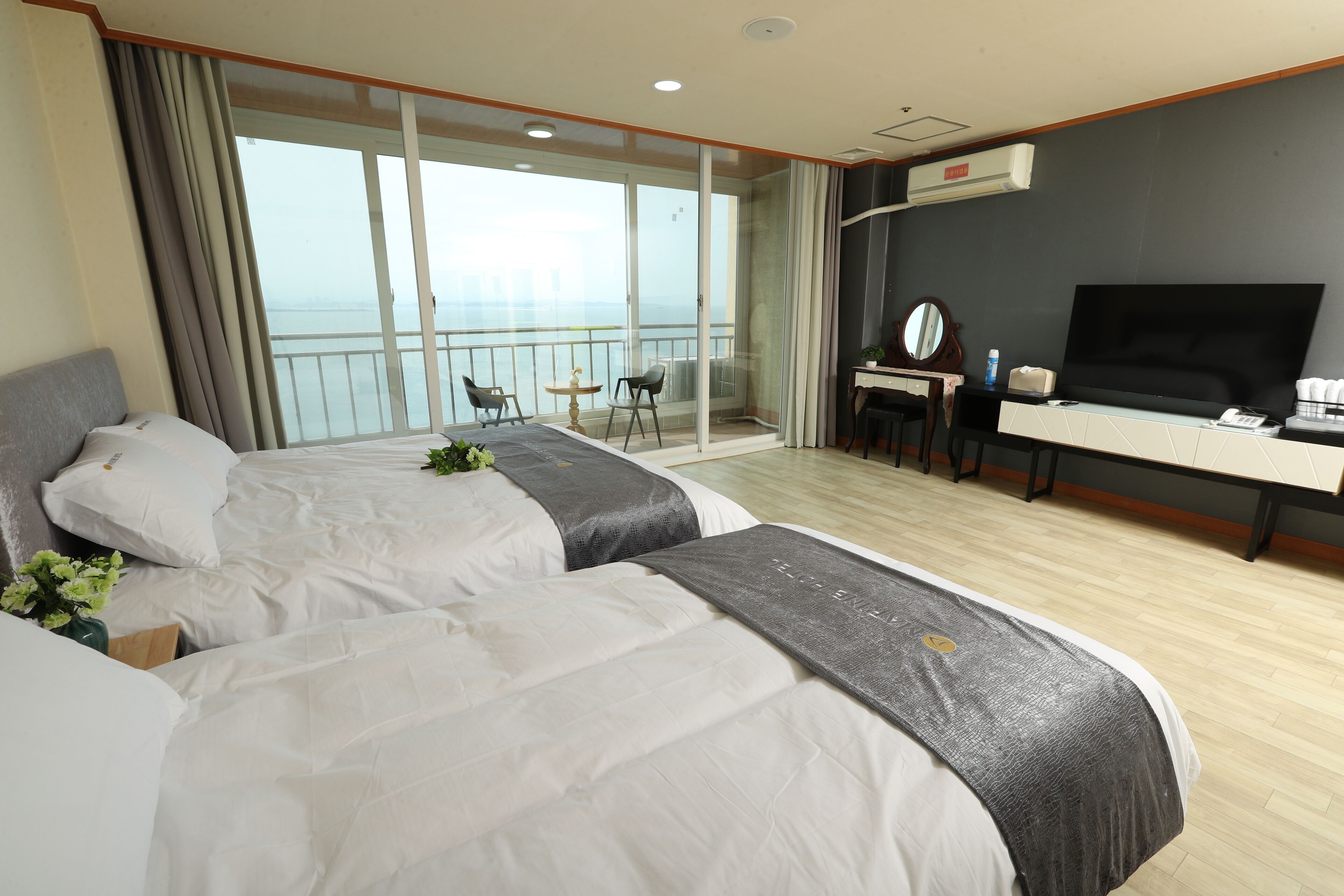 deluxe ocean twin room | laptop workspace, free wifi, bed sheets