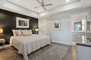 1 chambre, bureau, fer et planche à repasser, lit de bébé portatif