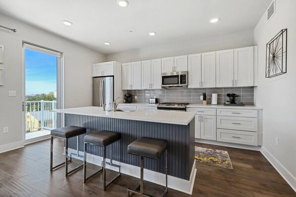 Réfrigérateur, four à micro-ondes, un four, surface de cuisson