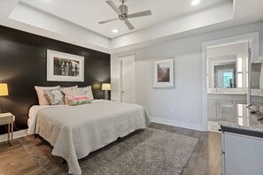 1 dormitorio, escritorio, tabla de planchar con plancha y cuna de viaje